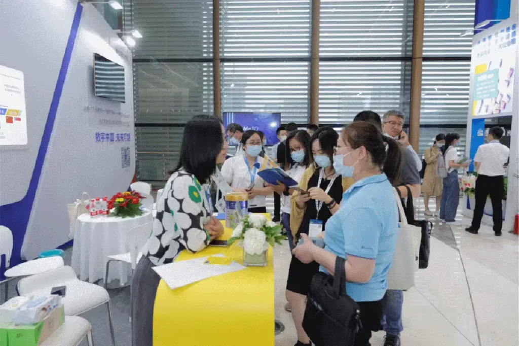People at the Kezzler booth at China Food & Beverage Innovation Forum
