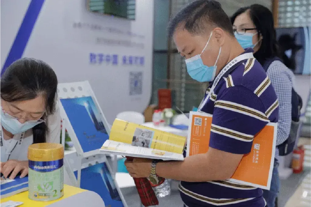 People at the Kezzler booth at China Food & Beverage Innovation Forum