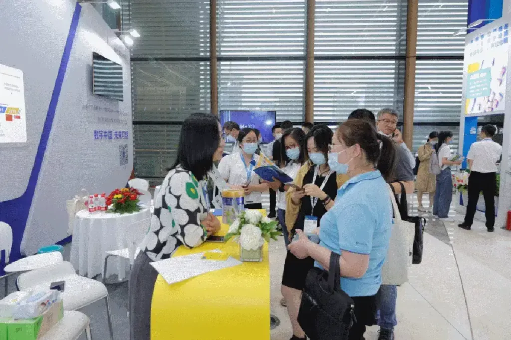 People at the Kezzler booth at China Food & Beverage Innovation Forum